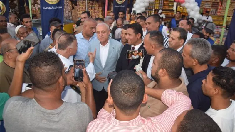 محافظ الأقصر يفتتح معرض حماة الوطن للسلع الغذائية شرق السكة
