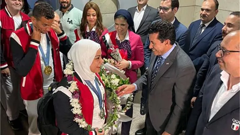 أشرف صبحي يستقبل أحمد الجندي وسارة سمير بمطار القاهرة .. صور