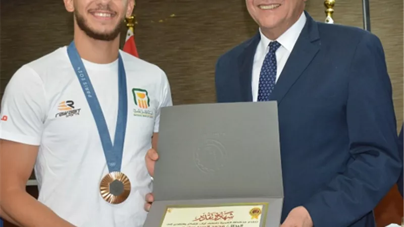 محافظ الغربيه يكرم البطل الاولمبى محمد السيد