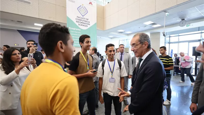 وزير الاتصالات يلتقى بأوائل الثانوية العامة على مستوى الجمهورية