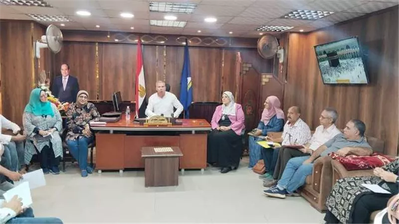 مدير تعليم دمياط يطالب موجهي المواد بنقل المدرسين لأقرب مدرسة