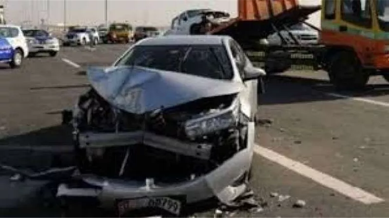مصرع 4 وإصابة 2 فى تصادم سيارة نقل بملاكى على طريق 