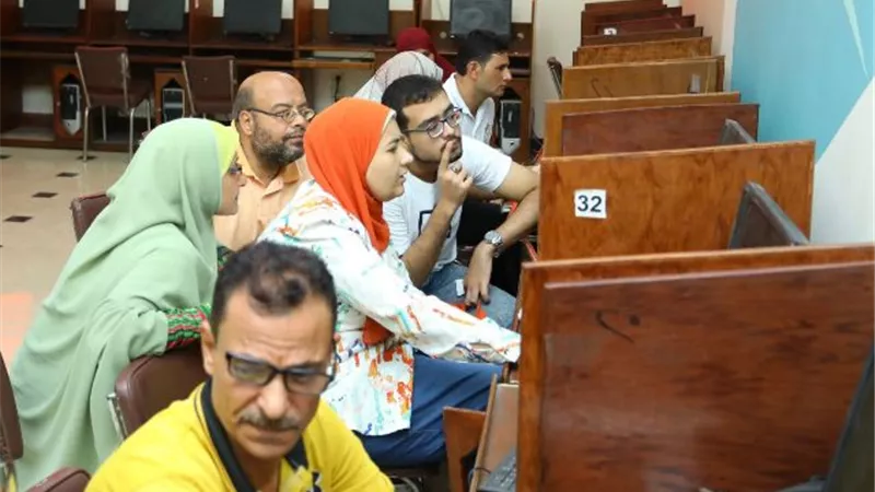 إقبال متزايد في مكتب التنسيق الإلكتروني بجامعة الزقازيق