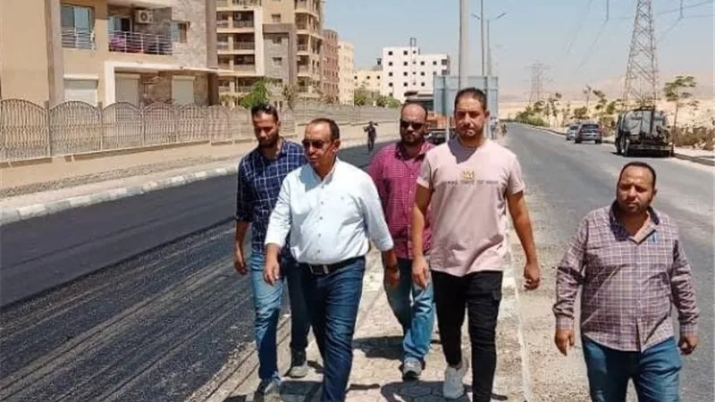 جهاز مدينة ١٥ مايو يعلن عن أهم مشروعات تطوير الطرق بالمدينة.. صور
