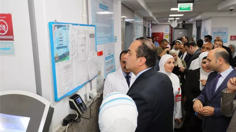 رئيس هيئة الرعاية الصحية يستطلع آراء المواطنين حول الخدمات الطبية