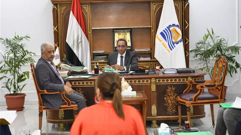 محافظ قنا يترأس لجنة اختيار المتقدمين لشغل الوظائف القيادية