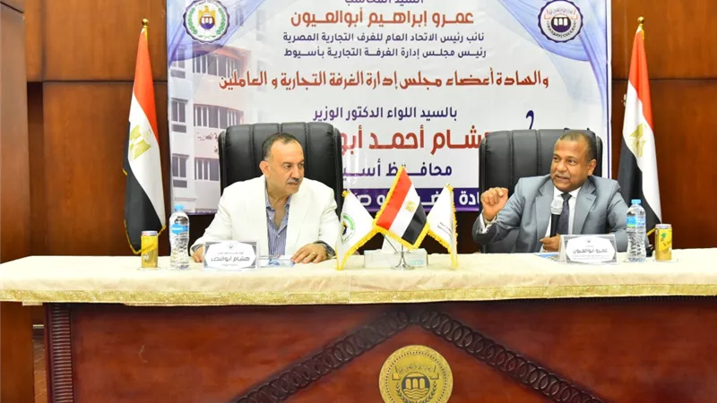 محافظ أسيوط يسلم عقود 26 ورشة بمجمع الصناعات الصغيرة