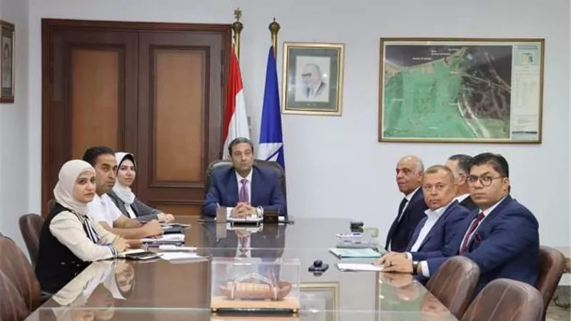 محافظ دمياط يناقش خطة تعظيم الإستفادة من منافذ البيع برأس البر