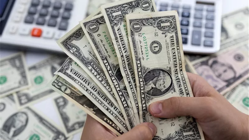 الدولار ينخفض بعد بيانات عززت من الرهانات على خفض الفائدة