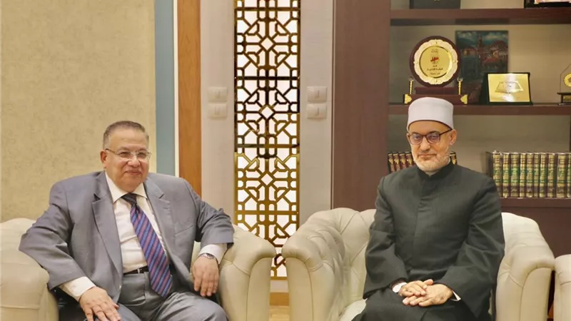 المفتي يلتقي نقيب الأشراف.. ويؤكد:المؤسسات الدينية ستظل يدا واحدة تحت مظلة الأزهر