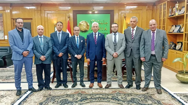 رئيس جامعة المنيا يكرم مديري المستشفيات الجامعية السابقين