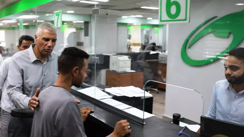 محافظ أسوان يتفقد الخدمات البريدية المقدمة للمواطنين بمكتب بريد إدفو
