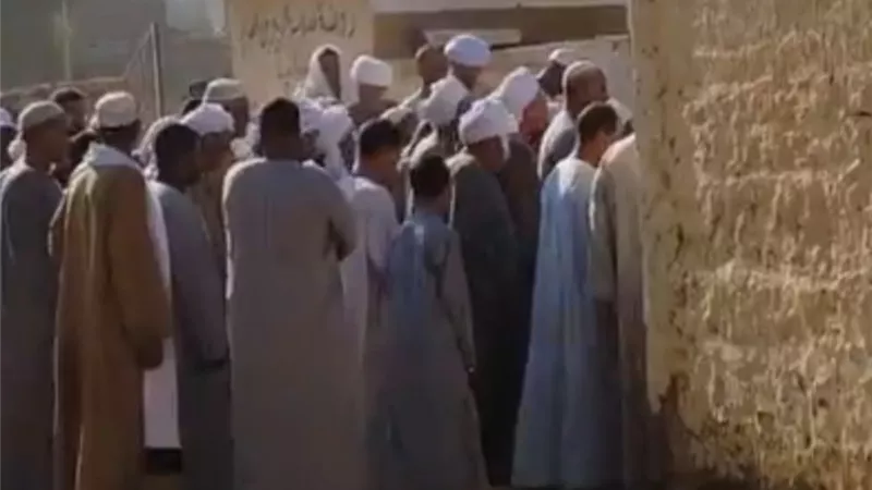 تشييع جثامين اب وابنيه جراء حادث تصادم بالطريق الصحراوى الغربي