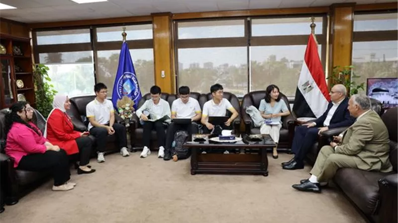 وفد طلاب جامعة تشينخوا الصينية يزور قناة السويس