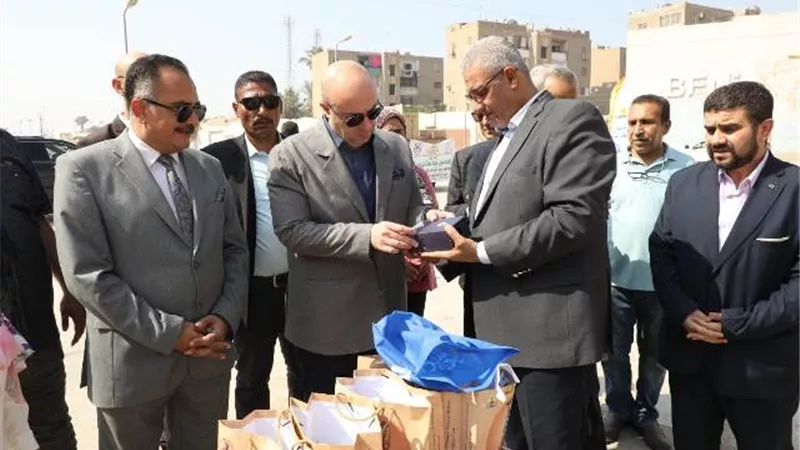 محافظ بنى سويف يسلم جهاز العرائس لـ 13 فتاة