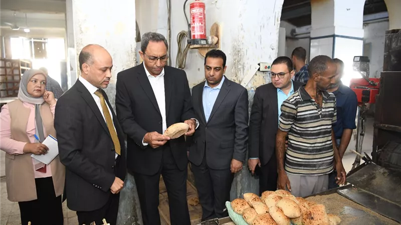 محافظ قنا: خطة لإعادة توزيع حصص الدقيق على المخابز وفقا للكثافات السكانية