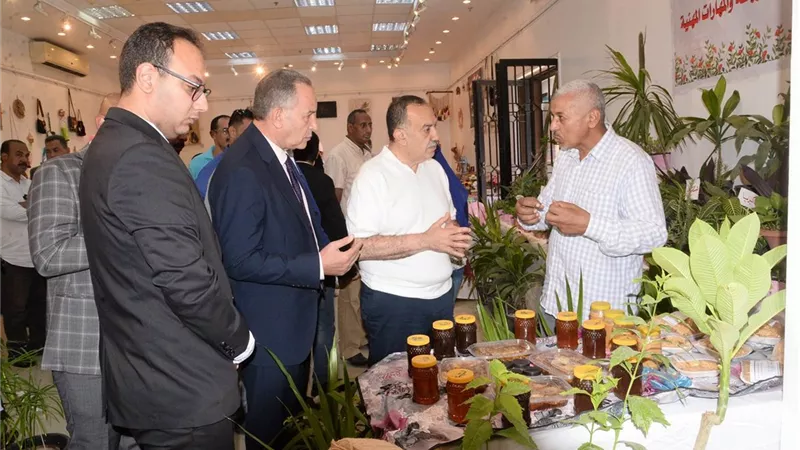 محافظ أسيوط يتفقد معرض منتجات المدارس والإدارات
