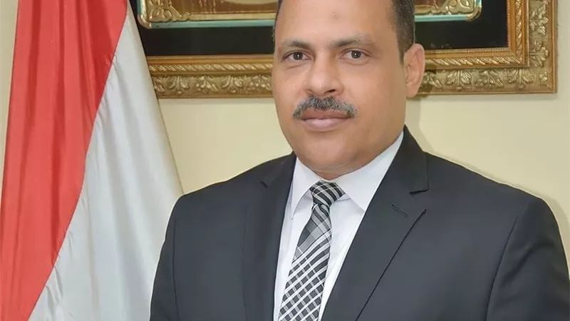 إيقاف رئيس وحدة محلية و معاونيه لإهمالهم فى عملهم بالشرقية