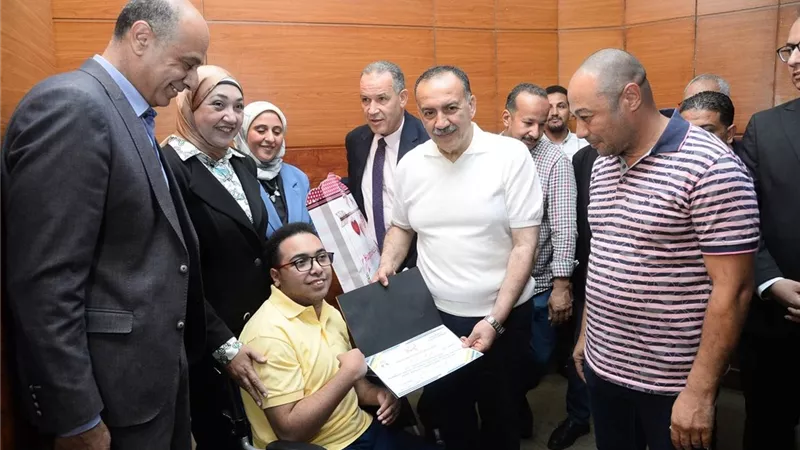 محافظ أسيوط يكرم طالب دمج حصل 99.5% فى الثانوية العامة