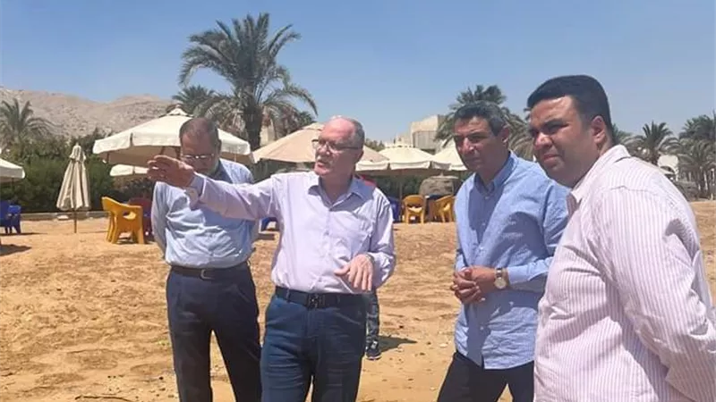 محافظ السويس يتابع العمل علي طريق السخنة ويتفقد أحد القري السياحي