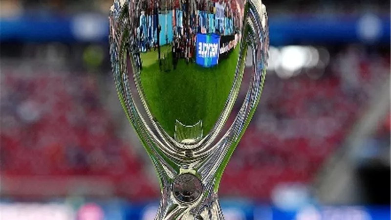 شاهد .. لاعبو ريال مدريد يرفعون كأس السوبر الأوروبى