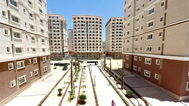 بالفيديو .. وزير الإسكان يتابع تنفيذ أبراج وفيلات 