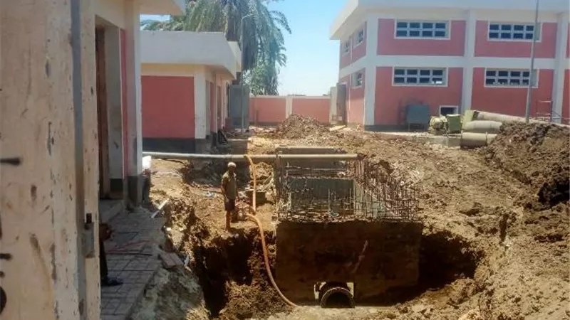 توصيل خطوط محطة الصرف الصحي بالزينية بحري في الأقصر
