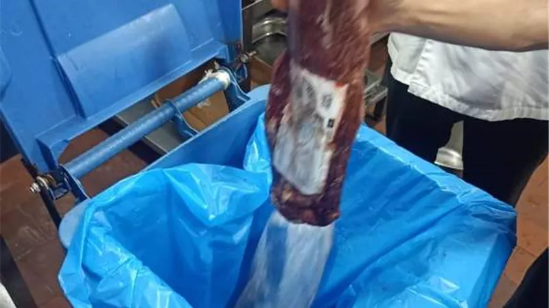 ضبط واعدام ما يزيد عن 3 طن أغذية بحملة مكبرة بمدينة دهب