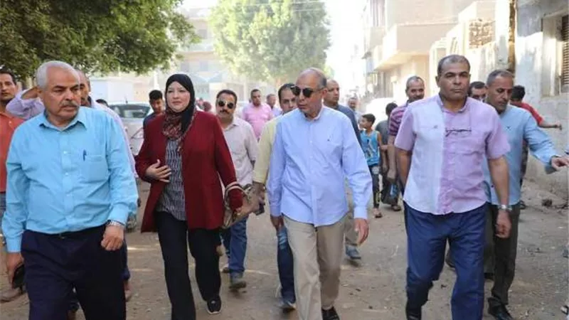 محافظ المنيا يتابع مشروعات حياة كريمة بمركز ديرمواس
