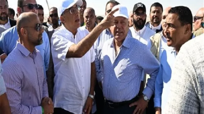 رئيس الوزراء يوجه بتسليم العقود للأهالي بـ 