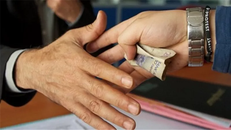 حكم البقشيش وهل يُعد من الرشوة؟