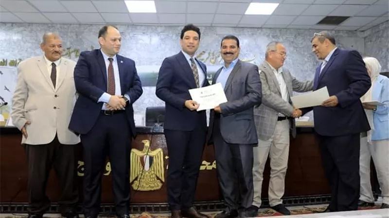 نائب محافظ سوهاج يشهد حفل تسليم حوافز سندات الكربون على المزارعين