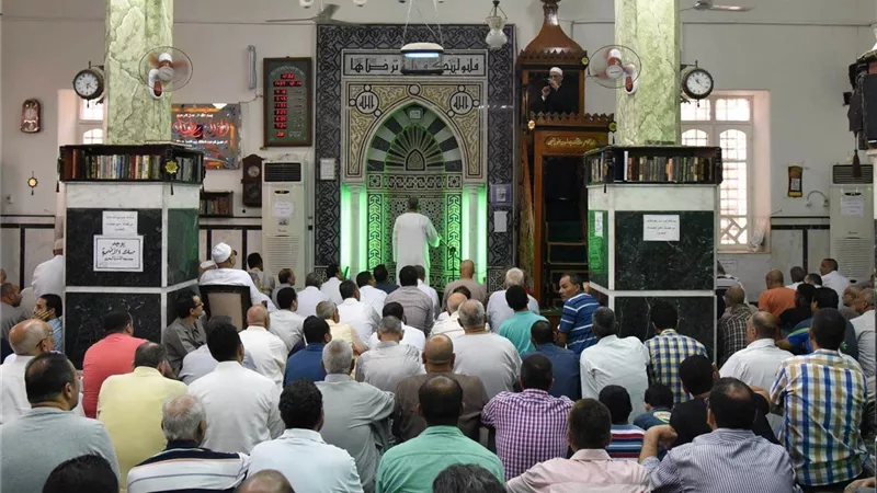 هل يجوز تأجيل أذان الجمعة حتى يصل الخطيب؟.. أمين الفتوى يوضح