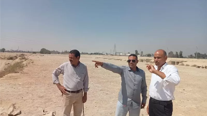 رئيس مدينة مطاي يتفقد جاهزية مخرات السيول بقريه الشيخ حسن