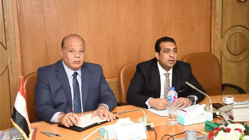 نائب محافظ قنا يبحث سبل تطوير مشروعات الأمن الغذائي