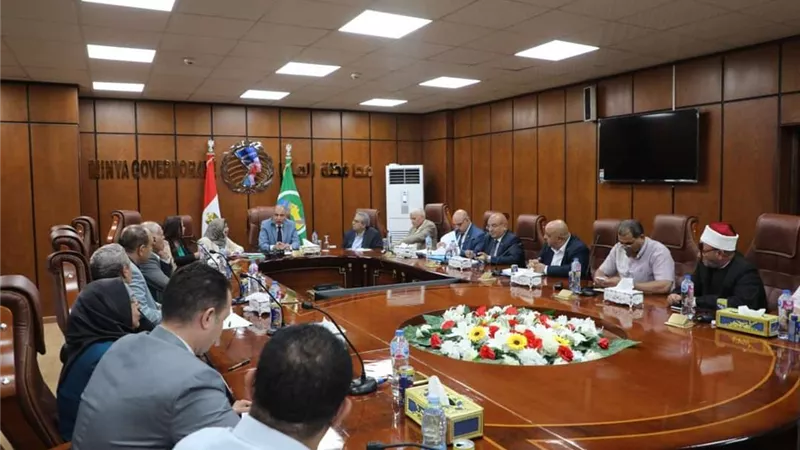 محافظ المنيا يلتقى أعضاء مجلس الشيوخ لمناقشة قضايا المواطنين