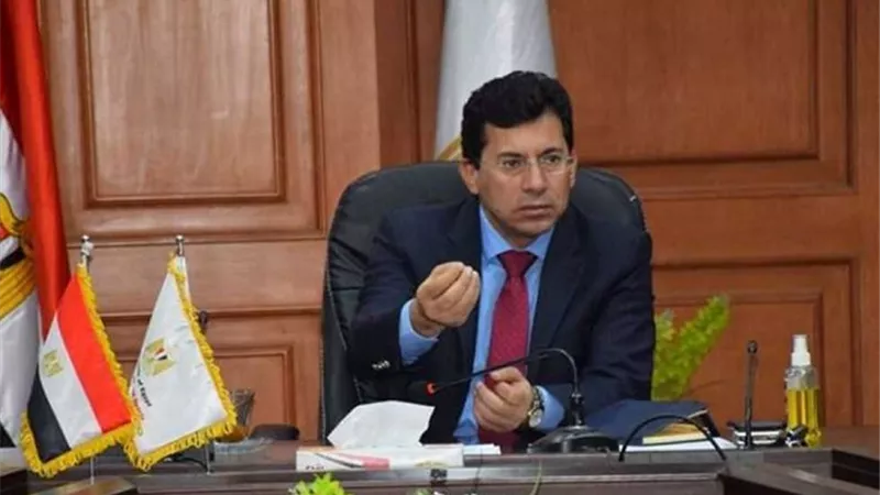 كواليس اجتماع الوزير مع رؤساء الاتحادات بشأن 
