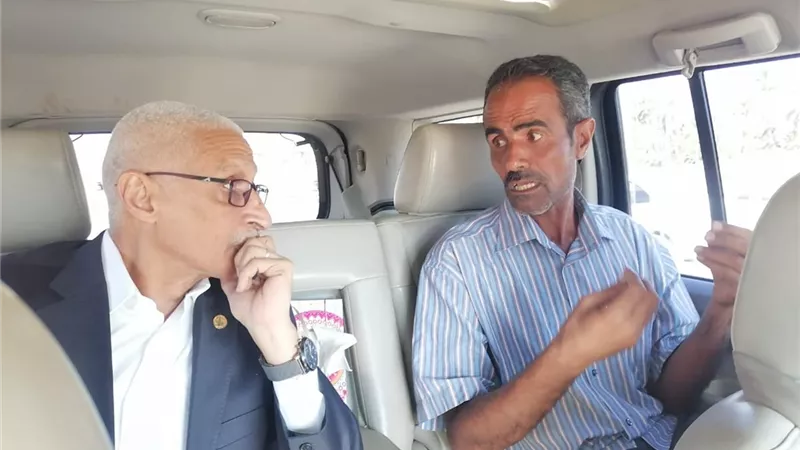 محافظ شمال سيناء يصطحب مواطن في سيارته