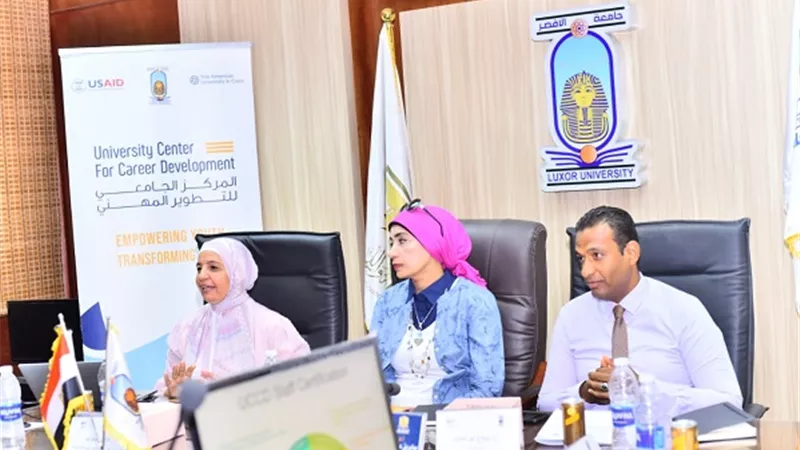 القائم بأعمال رئيس جامعة الأقصر تلتقى قيادات كلية السياحةوالفنادق