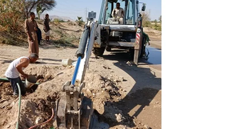 إزالة خط مياة غير مرخص يستخدم في رى الزراعات بنقادة