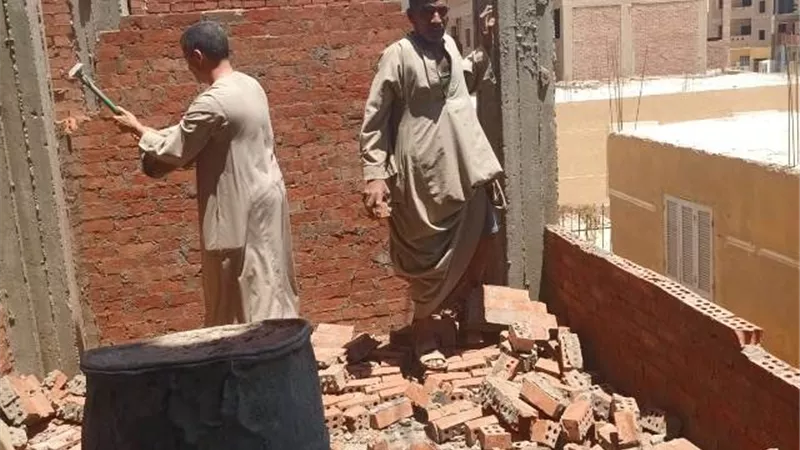 جهاز سوهاج الجديدة ينفذ إزالة فورية بإحدى العقارات فى المدينة صور