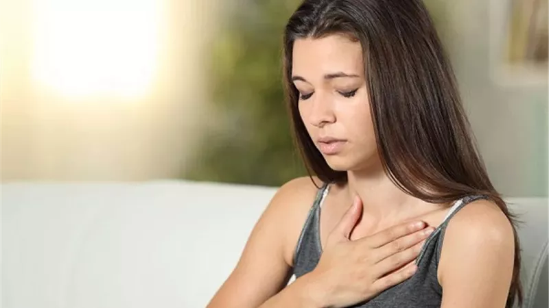 طبيبة تقدم 4 نصائح لمنع ظهور علامات التمدد على الثدي