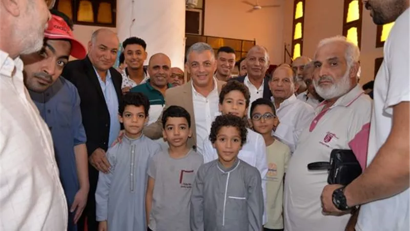 محافظ الإسماعيلية يؤدي شعائر صلاة الجمعة بمسجد التوحيد