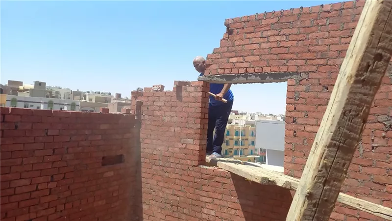 ضبط وإزالة أعمال بنائية دون ترخيص جنوب الغردقة