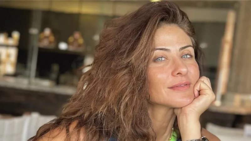 هيدي كرم فى احدث ظهور من أمام البحر بالساحل .. شاهد