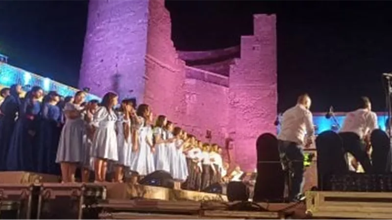 كورال أطفال يختتم حفل مهرجان القلعه باغاني العندليب والكينج