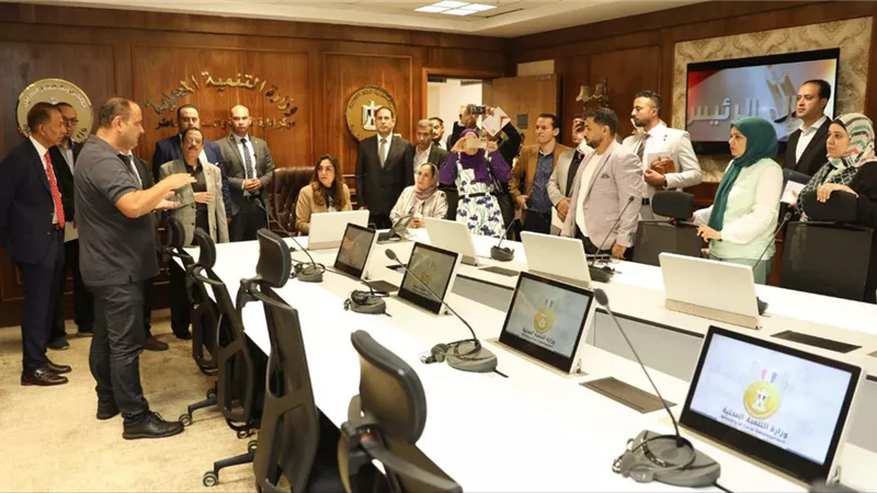 وزيرة التنمية المحلية تتفقد مع الصحفيين مركز السيطرة