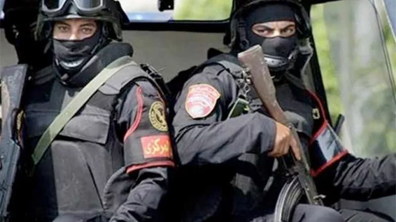 ضبط عامل استولى على بيانات بطاقات الدفع لعملاء البنوك