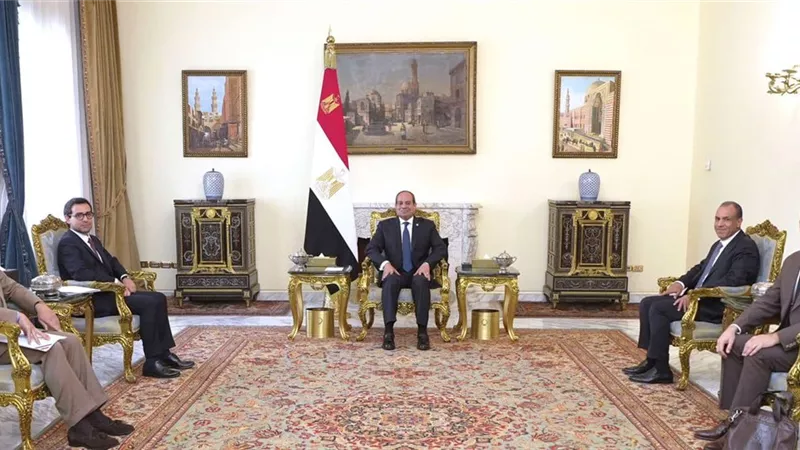 الرئيس يناقش مع وزير الخارجية الفرنسي التطورات في غزة وجهود خفض التوتر