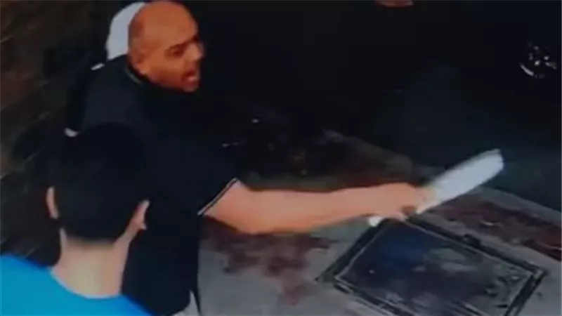 حقيقة تعدى شخص وزوجته على جارتهما بسلاح أبيض بالعبور